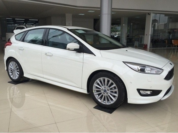 So s&aacute;nh sự kh&aacute;c nhau của Ford Focus phi&ecirc;n bản sedan v&agrave; ford focus phi&ecirc;n bản hatchback