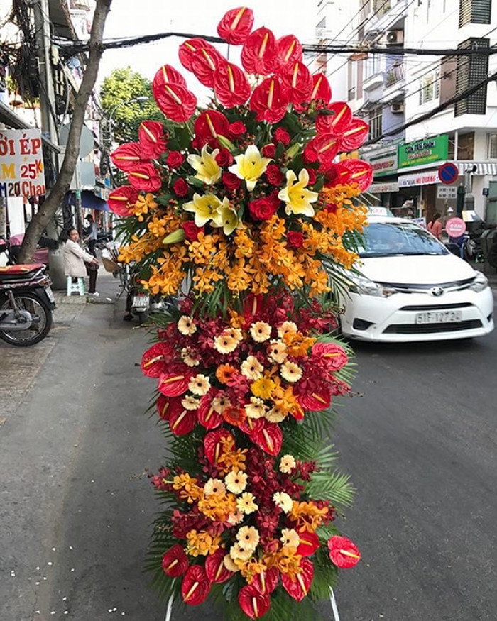 Kệ hoa tươi chúc mừng 3 tầng đẹp tông màu rực rỡ, chúc mừng lực lượng Công an nhân dân nhân ngày 19/8