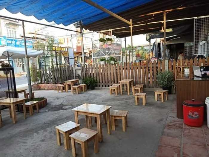 Mẫu bàn ghế gỗ không tựa lưng cho quán cafe vỉa hè