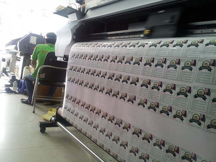 In tem nhãn mỹ phẩm trên máy in mực dầu Mimaki Nhật Bản