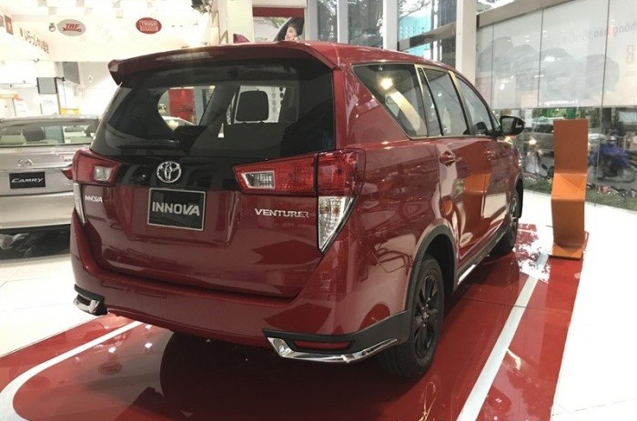 đuôi xe Innova 