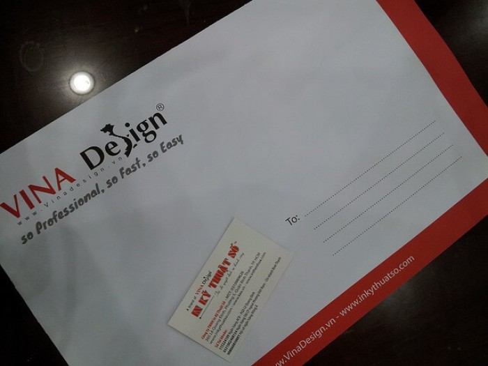 In phong bì thư A4 - mẫu với màu đỏ & đen chủ đạo theo logo của công ty