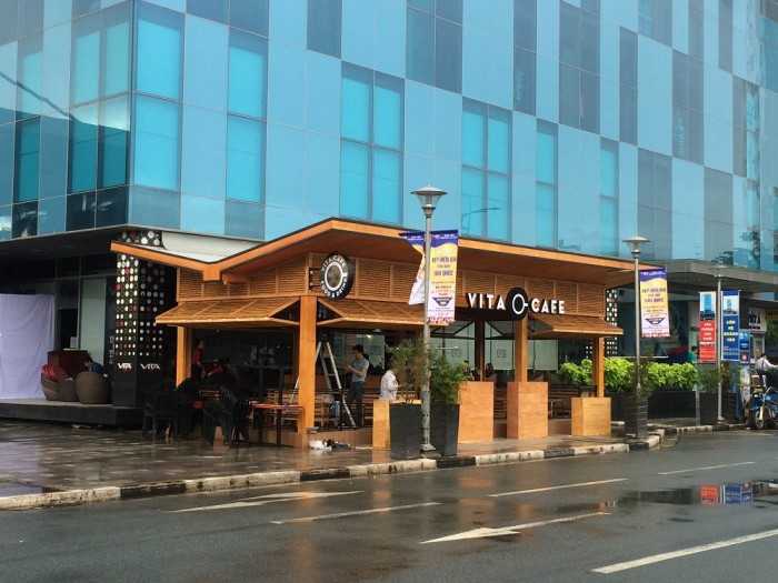 Thi công bảng hiệu cho quán cafe tại khu vực trước sảnh trung tâm thương mại