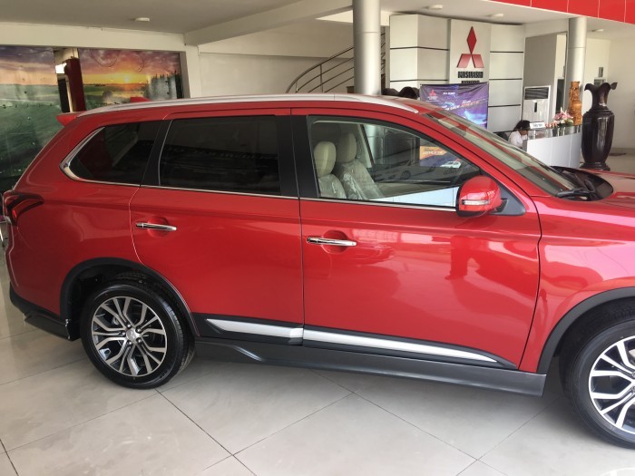 Mitsubishi Outlander giá bao nhiêu?